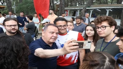 Başkan Muhittin Böcek 19 Mayıs’ı gençlerle kutladı