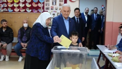 Binali Yıldırım'dan kabinden geç çıkan eşine: Ne oldu, karar veremedin mi?