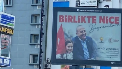 Çavuşoğlu'nun seçim kanununu ihlal eden afişi, kaldırıldı