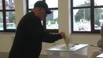 Cem Yılmaz oyunu kullandı: Fotoğraf çekildiği gençlerden 100 lira istedi