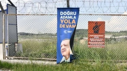 Etimesgut Zırhlı Birlikler Okulu'nun tel örgülerine Erdoğan posterleri asıldı