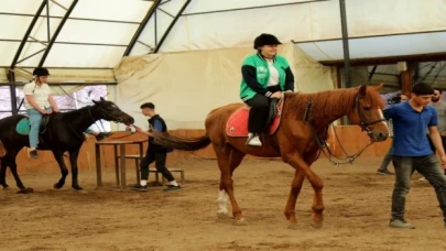 Gaziantep’te afetzede gençlere atla terapi