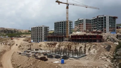 Hatay'da depremzedeler için yapılan kalıcı konutların 4 blokunun kaba inşaatı bitti