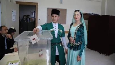 Kars'ta bir çift Kafkas kıyafetiyle oy kullandı