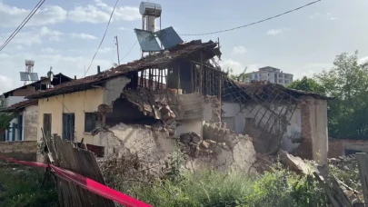 Malatya'da ağır hasarlı kerpiç evin bir kısmı çöktü