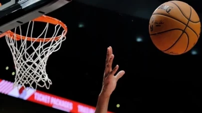 NBA Batı Konferansı yarı finalinde Warriors, Lakers'ı yenerek seriyi 1-1 yaptı