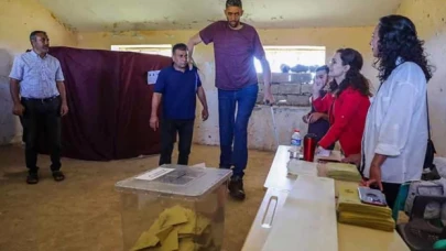 Sandığa traktör römorkuyla gitti; dünyanın en uzun adamı Sultan Kösen oyunu kullandı