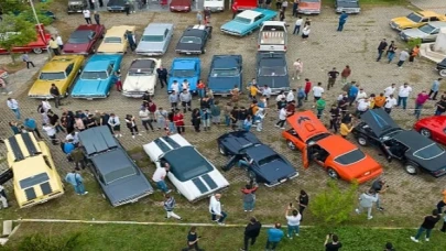 Klasik otomobil tutkunları Buca’da buluştu