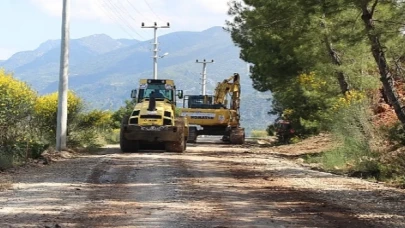 Kumluca’da Erentepe grup yolunda asfalt öncesi hazırlık