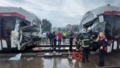 Samsun'da iki tramvay kafa kafaya çarpıştı: Çok sayıda yaralı var