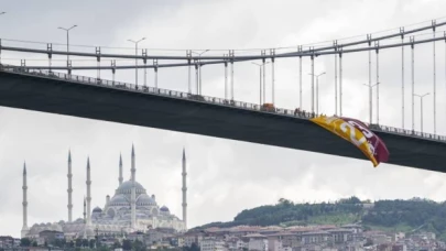 Süper Lig şampiyonu Galatasaray'ın bayrakları İstanbul Boğazı'nda