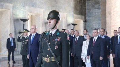 TBMM Başkanı Kurtulmuş, Anıtkabir'i ziyaret etti
