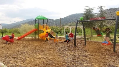 Antalya  Büyükşehir ilçelerde çocuklar için oyun parkı yaptı