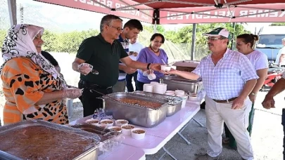 Başkan Topaloğlu vatandaşlara aşure ikram etti