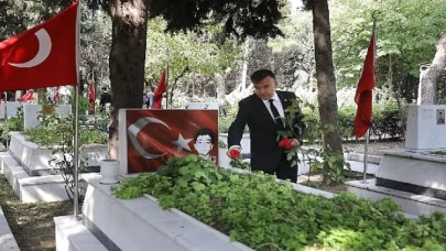 DEÜ Rektör Yardımcısı Prof. Dr. Tanarslan: Demokrasi Şehitlerimizi Rahmetle Anıyoruz