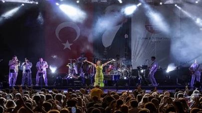 Karsu eğitimde fırsat eşitliği için Çeşme’de sahne aldı