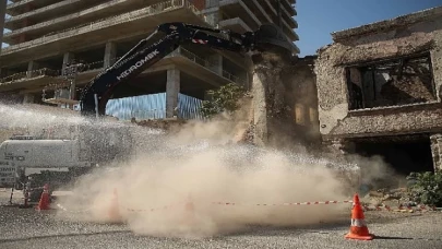 Konak’ta tehlike saçan iki binanın yıkımı gerçekleşti