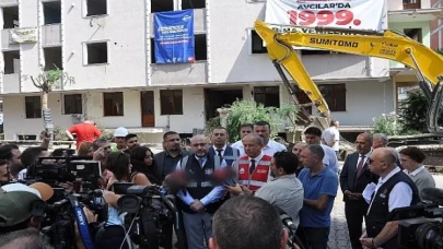 Avcılar’da 17 Ağustos’un Yıl Dönümünde 1999. Bina Yıkıldı