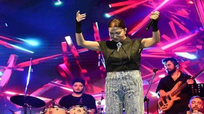 Ebru Yaşar’dan Büyüleyici Sahne Performansı: Hastalığa İnat!
