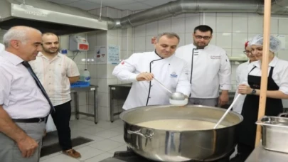 ERÜ Rektörü aşure pişirdi