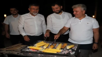 Milletvekili Canbey’den gençlere mısır kebap