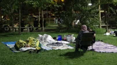 Üç depremle sarsılan Malatyalılar evlerine girmeye korkuyor