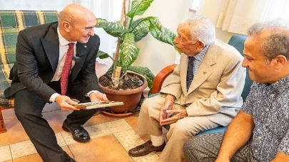 Başkan Soyer asırlık çınar İsmail İnceboy’u ziyaret etti