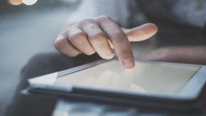 Cep Telefonu ve Bilgisayardan Yayılan Mavi Işık Yaşlandırıyor