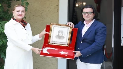 İzmir’in Kurtuluş Gününde DEÜ’ye Anlamlı Emanet: Asırlık Türk Bayrağı ziyaretçilerini bekliyor