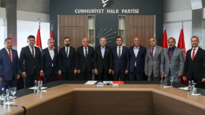 Kılıçdaroğlu, Antalya İl Başkanı Nuri Cengiz ve İlçe Başkanlarını kabul etti