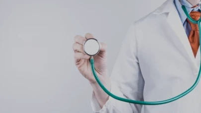 Bakan Koca'dan 'Türk vatandaşı olmayan bir kişinin Türkiye'de hekimlik yaptığı' iddiasına yanıt