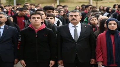 Bakan Tekin öğrencilerle Filistin için saygı duruşunda