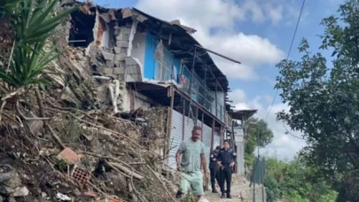 Beşiktaş'ta evlerin bulunduğu bölgeye kaya düştü