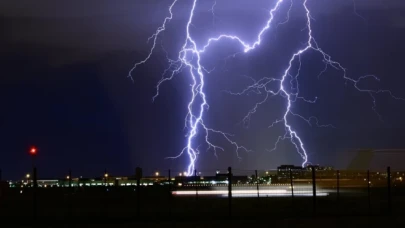 Bilim insanları ilk kez yıldırımın yönünü değiştirdi