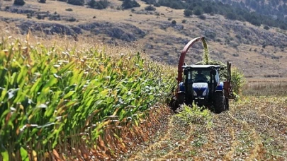 Büyükşehir Belediyesi Korkuteli Taşkesiği Mahallesi’ne Silaj Makinesi Hibe Etti