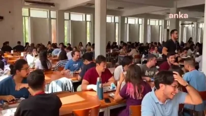 Ege Üniversitesi'nde, öğrencilerden çatal kaşıklı yemek zammı protestosu