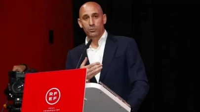 FIFA açıkladı: Futbolcu Hermoso’yu dudağından öpen Luis Rubiales’in cezası belli oldu
