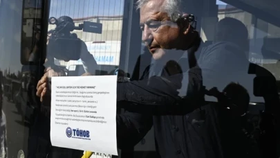 Halk otobüsleri, ayın 1'i ile 4'ü arası ücretsiz yolcu taşıma kararını afişlerle duyurdu