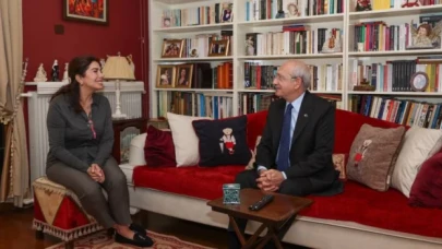 Kılıçdaroğlu, Ahmet Taner Kışlalı’nın eşi Nilüfer Kışlalı’yı ziyaret etti