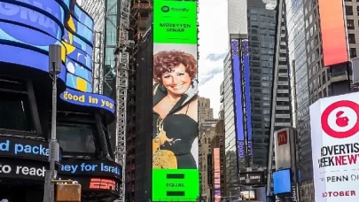 New York’ta bir 'Cumhuriyet Divası’: Spotify’ın EQUAL Türkiye Ekim ayı elçisi Müzeyyen Senar New York Times Square’de