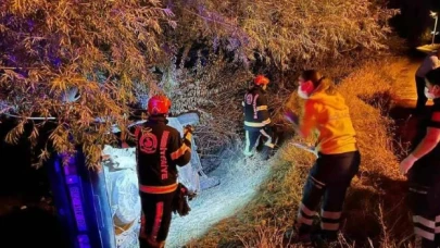 Otomobil şarampole devrildi: 2 kişi hayatını kaybetti, 3 kişi ise yaralandı