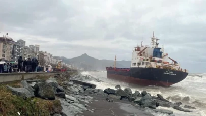 Artvin'de yük gemisi karaya oturdu