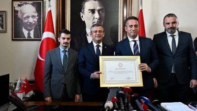 CHP Genel Başkanı Özgür Özel mazbatasını aldı