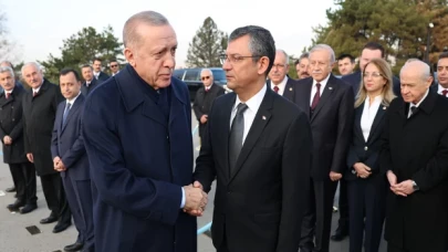 Cumhurbaşkanı Erdoğan ile CHP lideri Özel ilk kez tokalaştı
