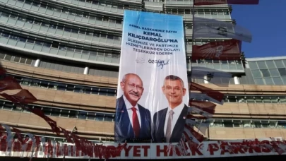 Devir teslim öncesi CHP Genel Merkezi'ne Özgür Özel imzalı dev pankart