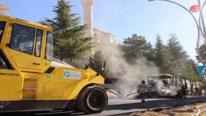 Elmalı Atatürk Caddesi’ne sıcak asfalt