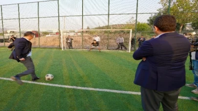 Hatay’da gençlerle sohbet edip, futbol oynadılar