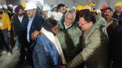 Hindistan'da çöken tünelde mahsur kalan 41 işçi 17 gün sonra kurtarıldı