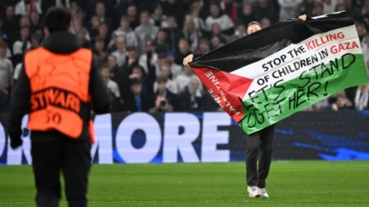 İsrail’e yeşil sahada tepki: Gazze'deki çocukları öldürmeyi durdurun