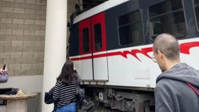 İzmir'de metro raydan çıktı, duvara çarptı!